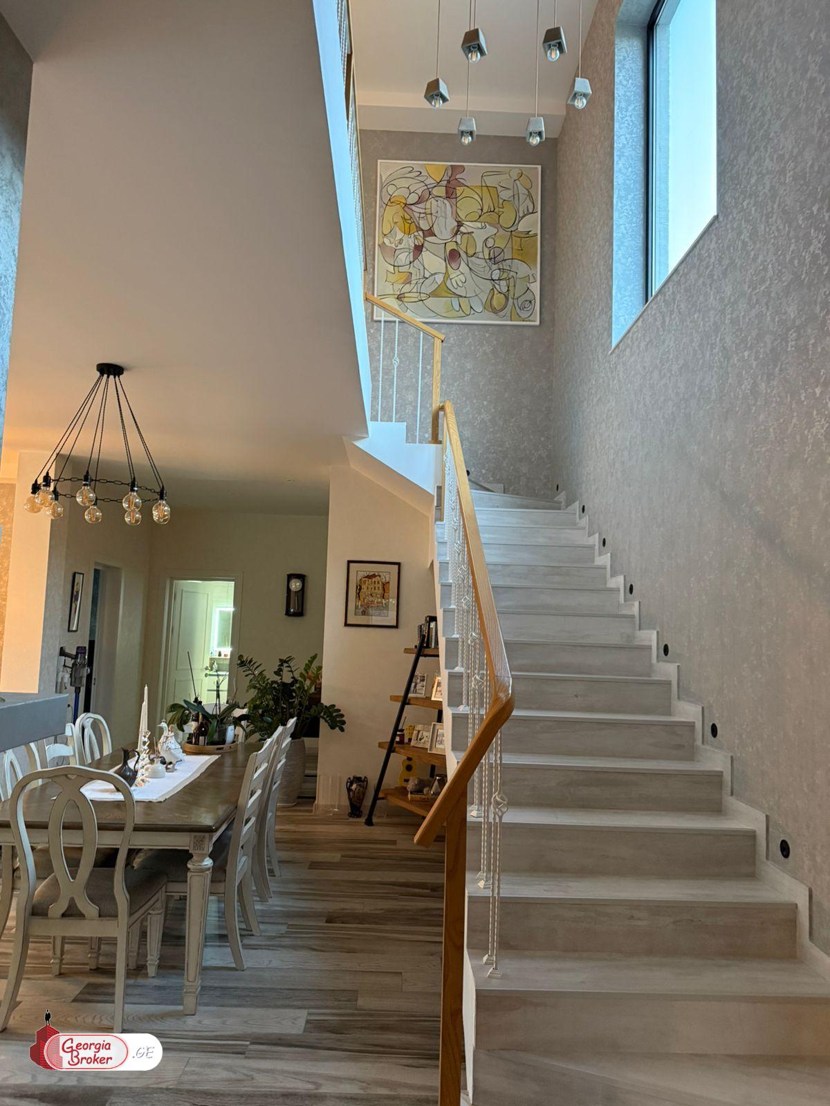 продается дом с новым ремонтом 8-комнат